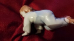 Zsolnay mászó gyerek