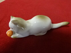 Zsolnay porcelán figura, cica labdával, antik, pajzspecsétes. Hossza: 12 cm. Jókai