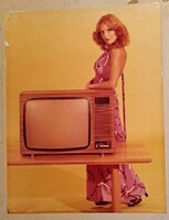1970-es évek retro reklámfotó – modell és fa burkolatú televízió”