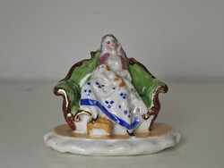 XIX. századi Staffordshire porcelán nő figura fotelben kutyával