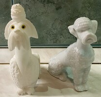 Két fehér Poodly, uszkár jelzetlen kerámia és faragott kő. 15 és 13 cm magas figurák.