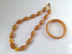 Vintage borostyán utánzat karperec és nyaklánc, 2 db egyben