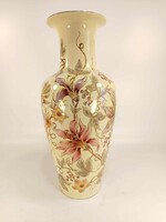 ZSOLNAY PORCELÁN VIRÁG MINTÁS PADLÓVÁZA, FESTŐI ALÁÍRÁS (JR012)