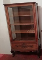 Neobarokk vitrines szekrény faragott lábakkal eladó