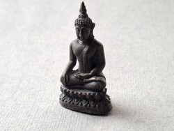 Régi mini Buddha bronz vagy réz szobor, figura, 3,5 cm