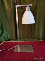 Art deco stílusú fém asztali lámpa,tejfehér búrával.