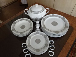 Olasz porcelán, hatszemélyes étkészlet szalvéta gyűrűvel, ezüst színű, 27 darabos. Jókai