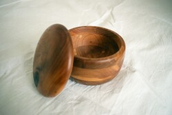 Fa doboz dobozka , tároló , ékszer ilyesmi , apróságoknak 9,5 x 6,5 cm