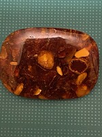 Nagyon szép kitüző / bross,bizsu,de valódi borostyán kővel.Mérete. 4,5x3,5 cm