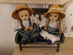 Fapadon ülő, kerámia fejű babák (12cm magasak), a pad méretei 15x14x6cm