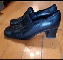Fekete bőr 37-es női félcipő, a képeken látható állapotban