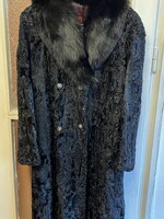 Fekete perzsa bárány bunda róka gallérral