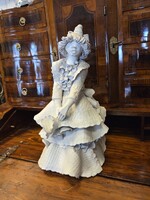 Kovács Éva nagyméretű kerámia fodros ruhában