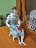 Hollóházi paprikát fűző nő