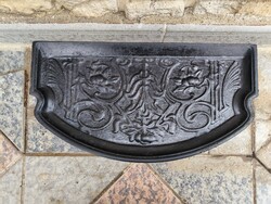 Szecessziós viràgmintàval öntöttvas kályha előtét szikrafogó hamus kandalló cserépkályha. Wien, jel