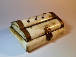 Csont ékszertartó doboz réz verettel