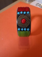 Indiába készült kézműves réz karperec piros, kék kövekkel kirakva 6,5cm átmérő o