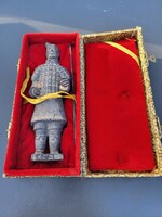 Agyagkatona szobor díszdobozban – 17 cm