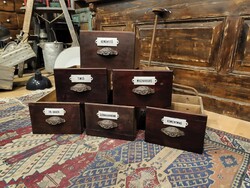 Szatócsbolti fiókok, öntöttvas fogantyúval, zománc táblákkal, keményfa fiókok 20. sz első feléből