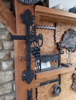 Kézműves Egyedi kovácsoltvas bor szőlő fürt pincekulcs pince borász borozó cégér reklám