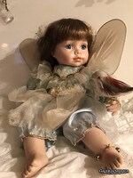 PORCELÁNBABA - USA - ALKUKÉPES - TÜNDÉR MADÁRKÁVAL - 26 x 22 cm - GYŰJTEMÉNYBŐL - HIBÁTLAN