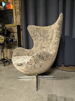 Eladó egy ikonikus Egg Chair a Fritz Hansentől, Arne Jacobsen terve alapján.