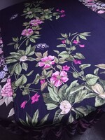 Sötétkék alapon vadrózsás, pillangós sál