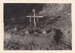 2 Világháborús német katonai sír sisakok, kereszt, töltények 9,5x7 cm