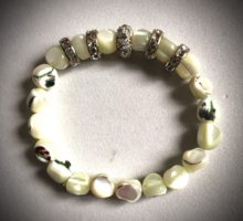 Halványzöld, amorf Kagylóhéjból karkötő