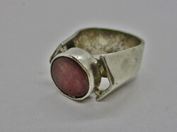 Különleges régi nagy ezüstgyűrű   kaboson csiszolású rubinnal