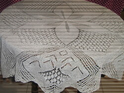Gyönyörű ovális horgolt csipke terítő