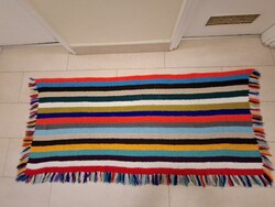 Régi, retró színes horgolt faliszőnyeg csíkos mintával, szélein rojtokkal, 162 x 70 cm