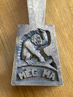 MÉG MA FELIRATÚ, ÖRJÖNGŐ MAJOM, FARAGOTT FA, FALIKÉP 14 X 6,7 CM