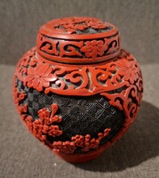 Régi kinai,  faragott cinóber piros,  fedeles urna váza!  11 cm magas!  Szép állapotban van!