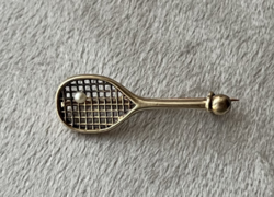 Antik arany stilizált teniszütő formájú bross pici labdát mintázó gyönggyel