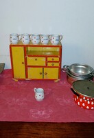 Játék konyhabútor szekrény az 50 évekből, 5 db Hollóházi mini bögrével és edényekkel