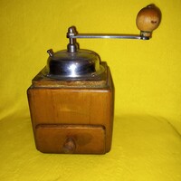 Régi, robosztus, kézzel tekerős kávédaráló, kávéőrlő, daráló.