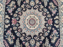 Kézi csomózású iráni selyemkontúros nain perzsa szőnyeg szép állapotban.