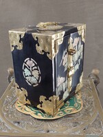 Kínai  gyöngyház berakásos ékszertartó, rézrátét díszítésekkel