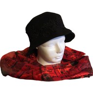 Elegáns fekete női kalap  és  vörös bársony sál