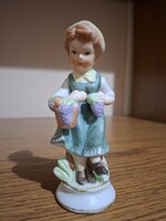 Biszkvit, (bisquit) porcelán szőlőt szedő lány. 13,5 cm. Hibátlan.