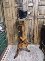 Műtermi fényképezőgép, eredeti állvánnyal, tiszta fa, 1900-as évek elejéről, működő mechanikával