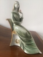 Zsolnay porcelán ülő nő