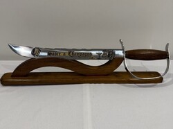 SABRAGE - Vintage Sabre à Champagne – Franciaország, Roger Orfèvre – Művészi pezsgőkard fa tartóval