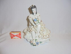 Fodros ruhás porcelán hölgy virággal figura, nipp