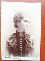 Fiatal hölgy fényképe szép korabeli öltözetben - Koller K. tanár műterme 1870 körül