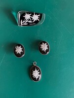 Nagyon szép,sohasem hordott,bizsu ékszer szett. Kitűző/bross,medál és klipsz.A kitűző: 4,5x2,5 cm