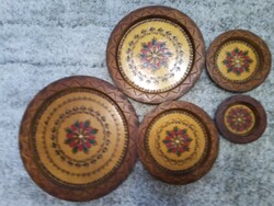 Festett fa tányérok