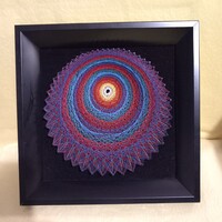 Húros Mandala, kézműves alkotás, falikép, falidísz fonalgrafikával.