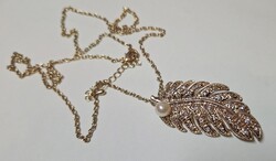 Arany színű nyaklánc gyöngyös levél medál